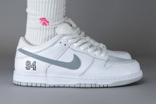 Supreme × Nike SB Dunk Low「White」最新联名配色鞋款率先亮相