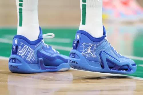 率先近赏 Jayson Tatum 首款个人签名战靴最新 PE 配色「Blueprint」