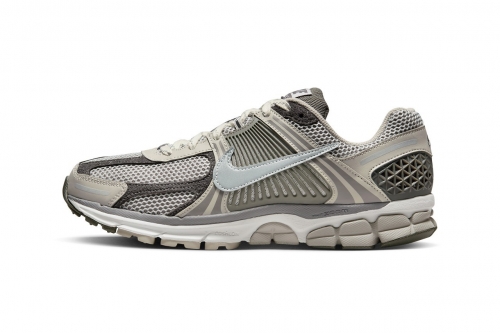 率先近赏 Nike Zoom Vomero 5 最新「Grey/Beige」配色鞋款