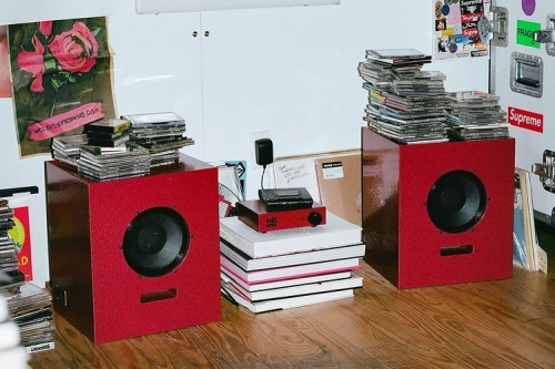Supreme 携手 OJAS 推出 Artbook Shelf Speakers + Amp 定制音响套装