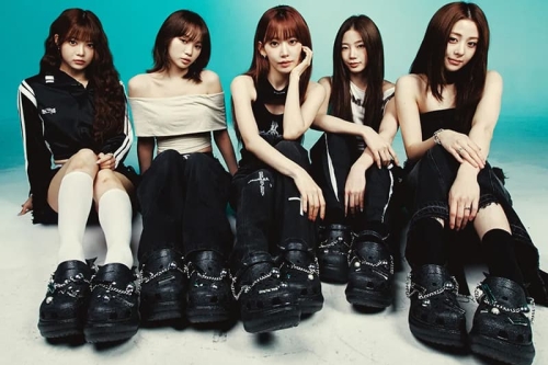 LE SSERAFIM × Crocs 推出 Bae Clog 联名洞洞鞋