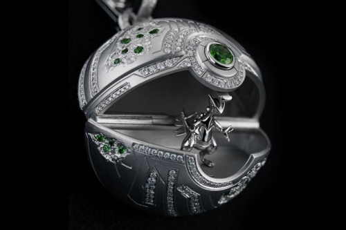 新锐珠宝匠 Philip Gefaell 推出 18K 白金 Pokéball 吊坠，要价 25,000 美元