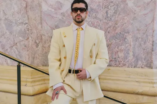 Fit Check：Bad Bunny 以订制 Schiaparelli 高级订制服攻占 Paris Fashion Week 全场焦点