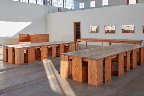 Kim Kardashian 因谎报 2022 年影片桌椅设计者而遭 Donald Judd Foundation 起诉