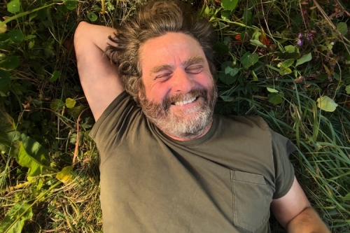 从《Two Ferns》到整个花园：Zach Galifianakis 为 Netflix《This Is a Gardening Show》亲身落手落脚种嘢