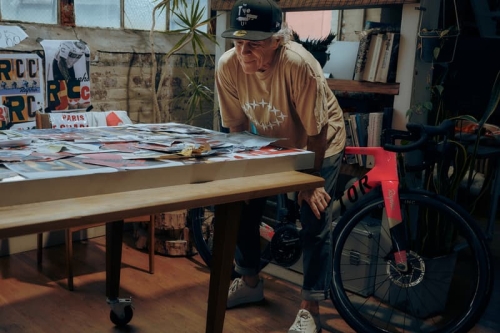 Rapha Cycling Club 10 周年重磅联乘 David Carson，限量车衣与 Factor MONZA 公路车登场