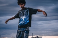 ©SAINT Mxxxxxx 携手《Attack on Titan》推出限量联名图案 T 恤