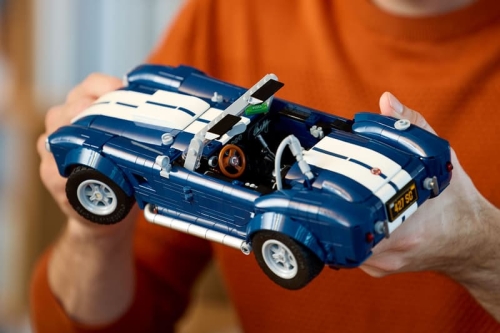 LEGO 推出 Shelby Cobra 60 周年纪念套装：1,241 颗零件重现传奇超跑
