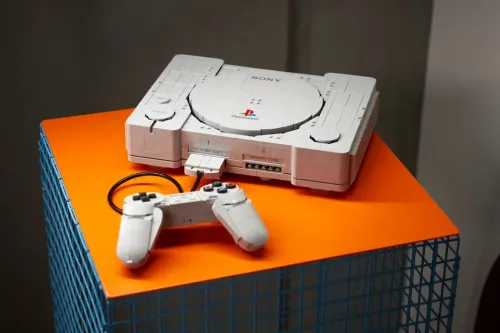 LEGO PlayStation 以 1,911 块积木重现 1994 年初代主机,按钮可实际操作