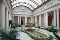Louis Vuitton 将把 Cruise 2027 时装秀带到纽约 The Frick Collection