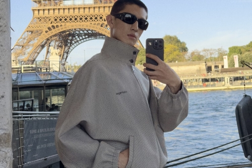 以巴黎自拍现象为灵感！Courrèges 正式推出 2026 早春夏男女装系列