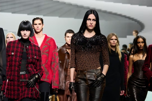 传 PRADA 正在全面评估收购 Versace 可能性