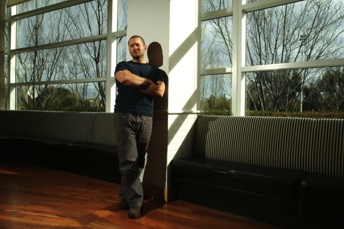 前苹果传奇设计师乔纳森·艾维财富曝光：因 OpenAI 收购获 7.15 亿美元