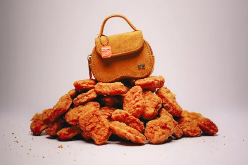 Burger King 推出鸡块大小微型手袋 Le Nugguette,内附酱汁吊饰