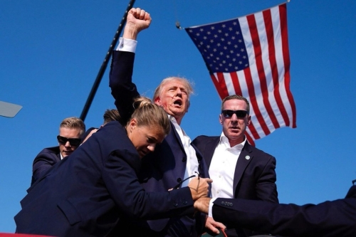 Donald Trump 特朗普遇刺神照拍摄者是普利策奖得主 Evan Vucci