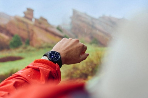 Google 推出配备弧面显示屏和紧急卫星通信功能的 Pixel Watch 4