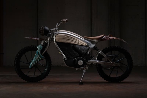 Flying Flea 携手艺术家 Mattia Biagi 打造独家雕塑车款「Motototem」