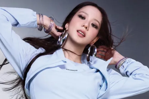 JISOO 领衔演绎 Salomon 「Blue Perspective 多元之蓝」为灵感的系列产品