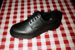 Supreme 与 Dr. Martens®合作推出四孔鞋款