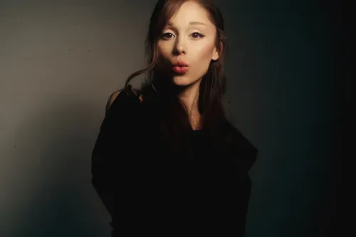 Ariana Grande 全新专辑《petal》今夏重磅登场