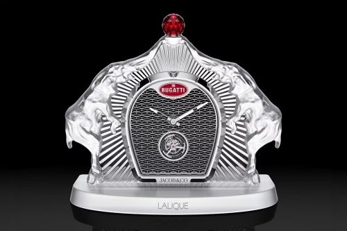 Jacob & Co. 与 Bugatti、Lalique 联手推出 24 万美元 Calandre 桌钟