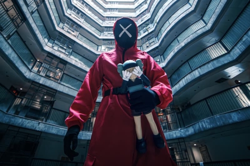 KAWS 携手 Netflix 为《鱿鱼游戏》最终季推出全新「哲秀」搪胶人偶公仔