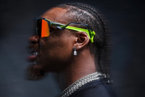 Oakley 全新「Stunt Collection」首度搭载 HyperGrip™ 技术