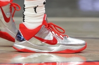 Caitlin Clark 首次着用 Nike Kobe 5 Protro 个人 PE 配色「Rookie of the Year」鞋款