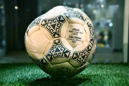 Maradona「上帝之手」入球所用 1986 年世界杯足球拍卖逾 300 万美元成交