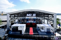 MLB 于上海打造沉浸式快闪秀场发布 2025 冬季羽绒系列