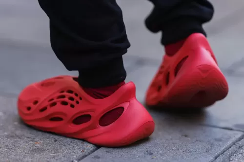 adidas CEO 就价值 13 亿美元的 YEEZY 库存困境发表讲话