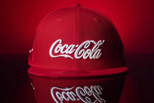 Coca-Cola 携手 New Era 与 Kosuke Kawamura 推出联名帽饰及服装系列
