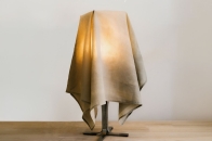 JiyongKim 推出 Sun‑Bleached Floor Lamp 庆祝品牌 5 周年