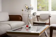 MB&F 推出雕塑式自动上链表座，庆祝 M.A.D. Gallery 成立 15 周年