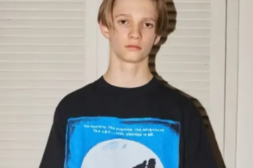 Buffer 带你穿越回 1982：三款 T-Shirt 各自重塑经典《E.T.》名场面