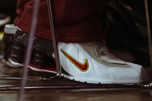 SonicFox 率先上脚！Martine Rose × Nike Shox MR4 全新配色突袭 Evo