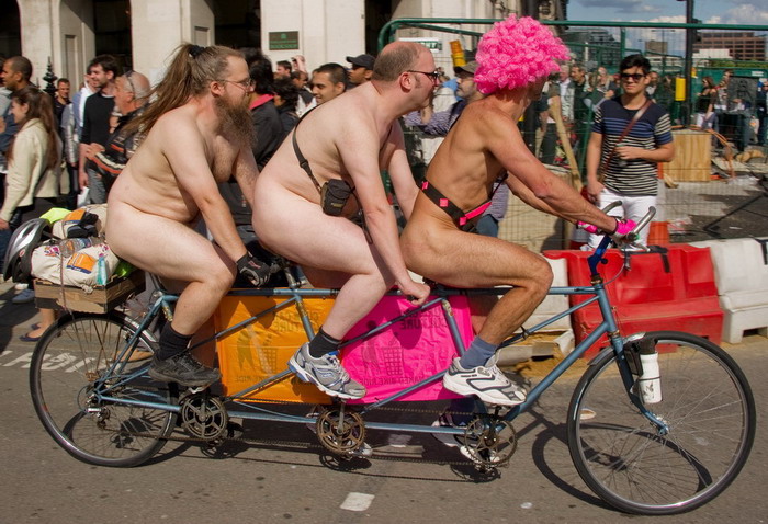 伦敦千人裸体骑车穿行市中心倡导保护环境
