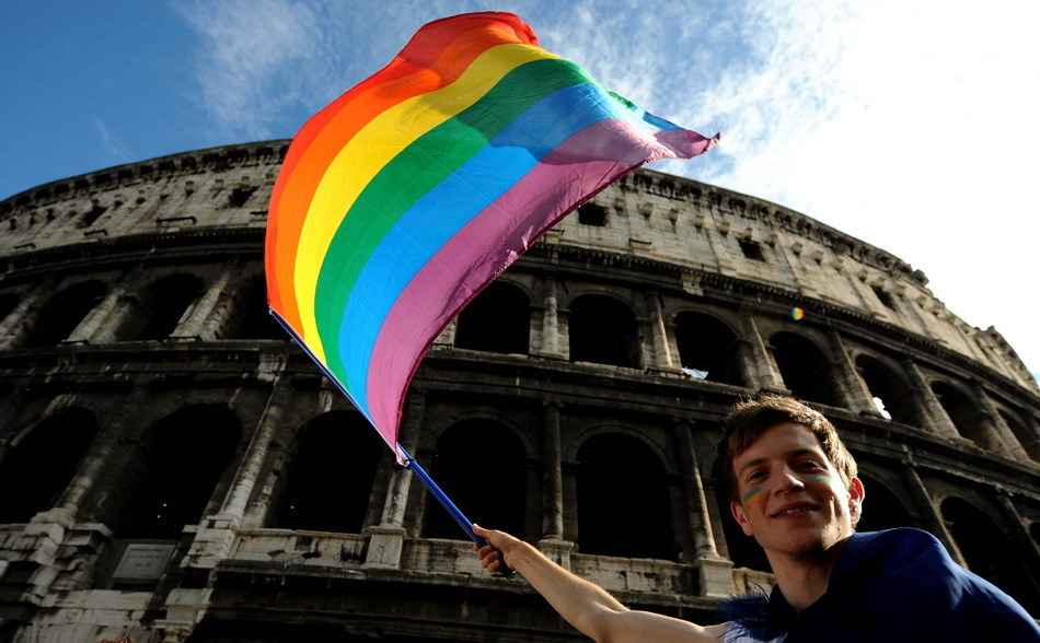 意大利罗马千人参加年度同性恋游行