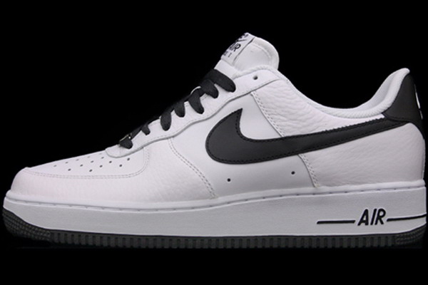 Nike Air Force 1 黑/白版本 演绎不败之经典魅力