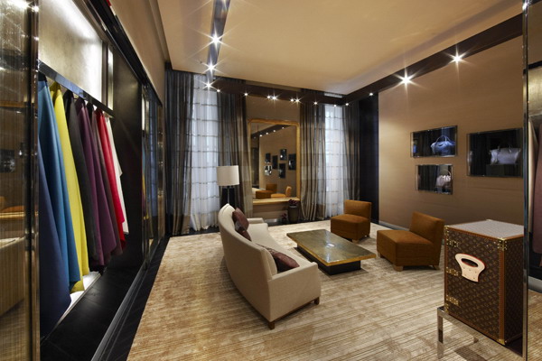 Louis Vuitton米兰旗舰店开幕 展出马克·雅各布作品