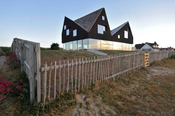 英格兰Dune别墅：山丘上俏皮的几何形住宅