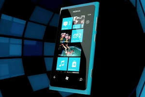 崭新的诺基亚：诺基亚 Lumia 800 社交智能手机