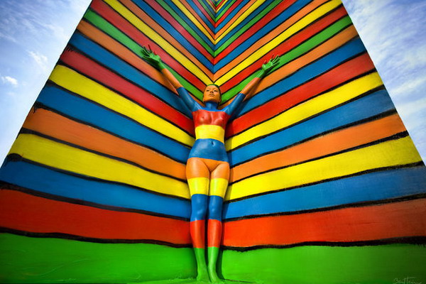 比利时艺术家打造人体油漆彩绘作品