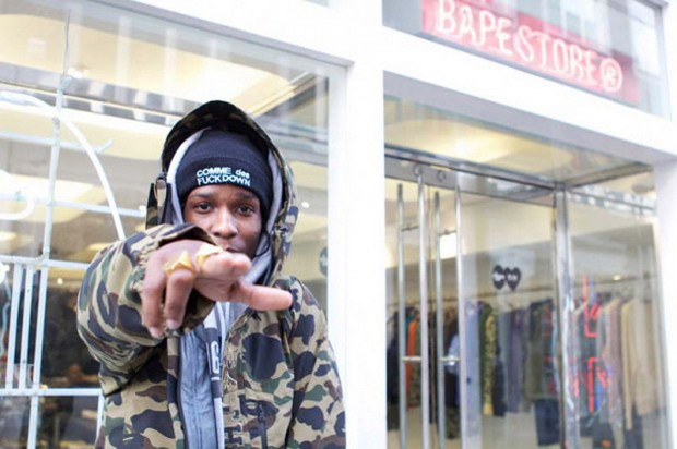 嘻哈歌手A$AP Rocky光临BAPE伦敦店铺