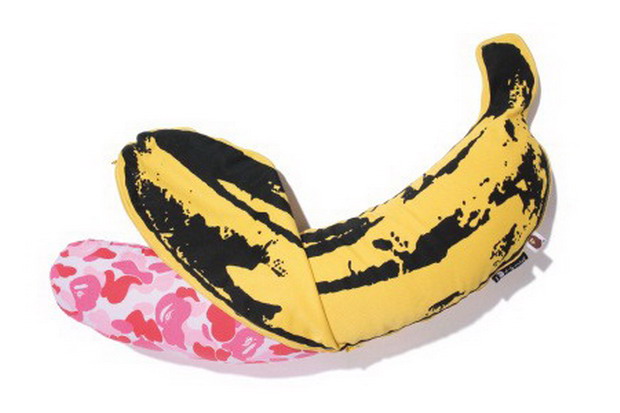 A Bathing Ape × Andy Warhol 迷彩香蕉抱枕