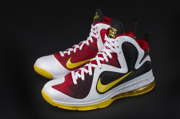 NIKE为庆祝詹姆斯三度得到MVP 推出“Employee of the Year”纪念球鞋