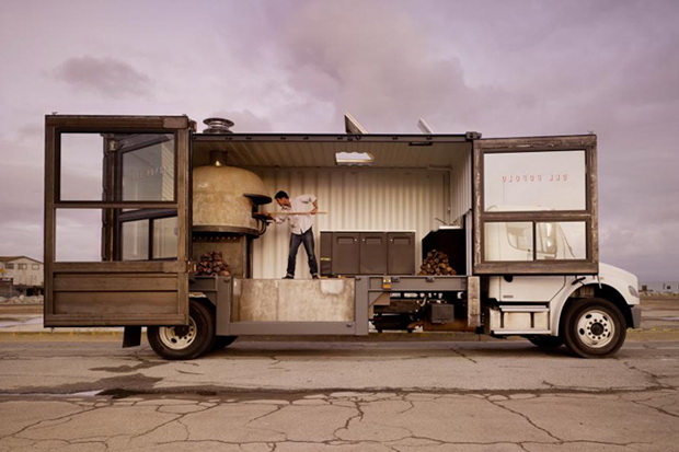 由货柜车改装而成的 Mobile Pizza Kitchen 行动窑烤 Pizza 薄饼店