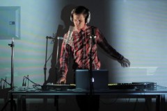 Mike Tompkins Remixes Skrillex & Santigold 音乐视频短片