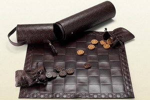 下棋也要玩奢侈！GUCCI全皮革精品棋盘组合