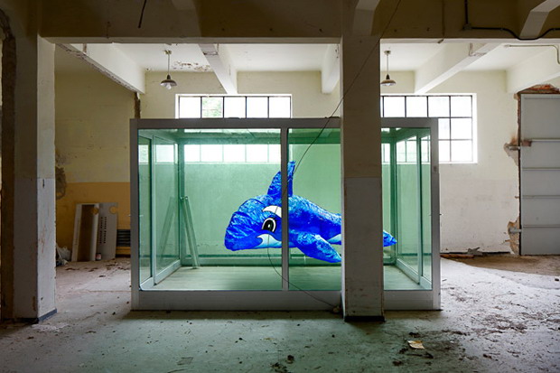 Alfonso Batalla 向 Damien Hirst 致敬的 “A Dolphin For Damien” 装置艺术作品